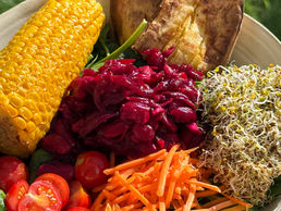 BUDOS DUBENĖLIS SU BUROKĖLIŲ IR PUPELIŲ SALOTOMIS