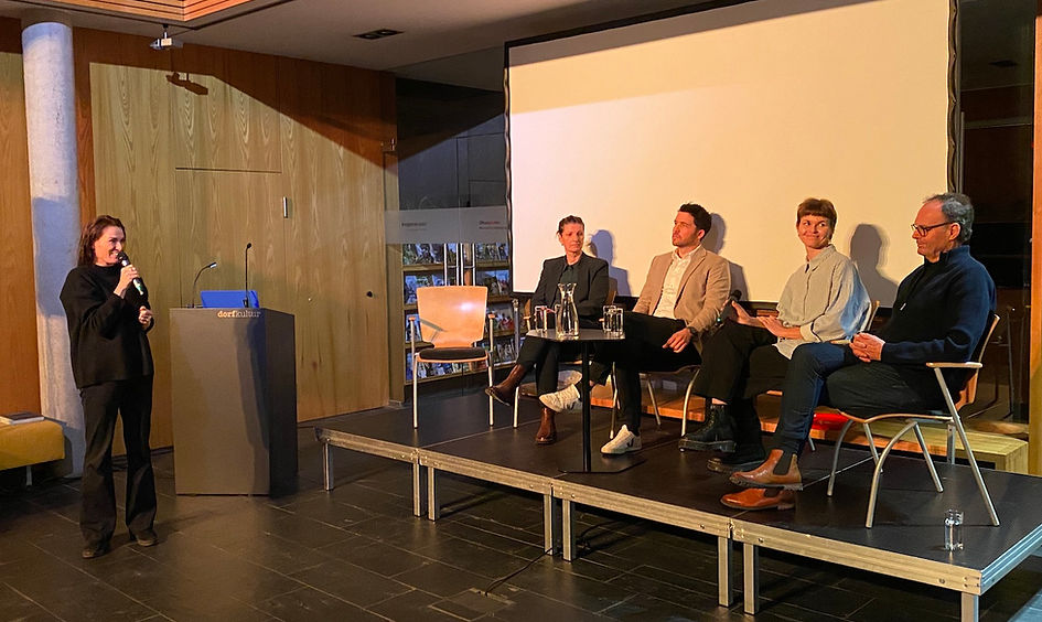 Frau Mag. Dr. Verena Jakoubek-Konrad