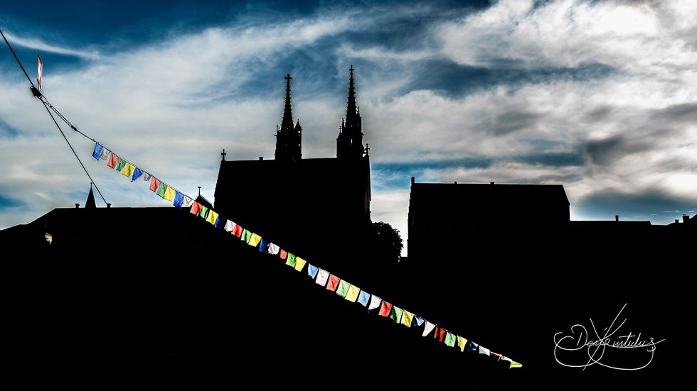 Stadtsilhouette und Flaggen der Fähre