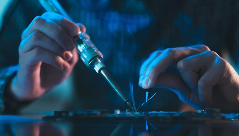 Technik serwisujący obwody elektryczne w urządzeniu kosmetycznym, skupiony na precyzyjnej naprawie układów elektronicznych.