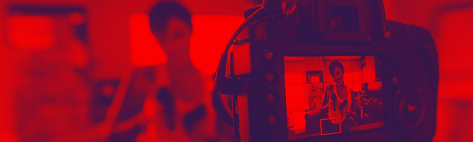 aparat cyfrowy rejestrujący influencerkę prezentującą produkt