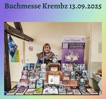 Blonde Autorin hinter Bücherstand