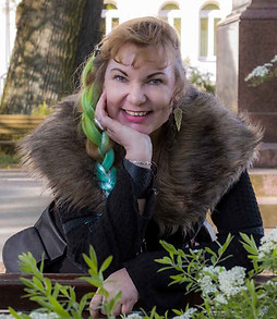 Blonde Frau mit grünem Zopf, Autorin von Gay Romance