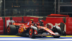 Carlos Sainz si schianta contro il muro a Singapore: Qualifiche terminate per il numero 55.