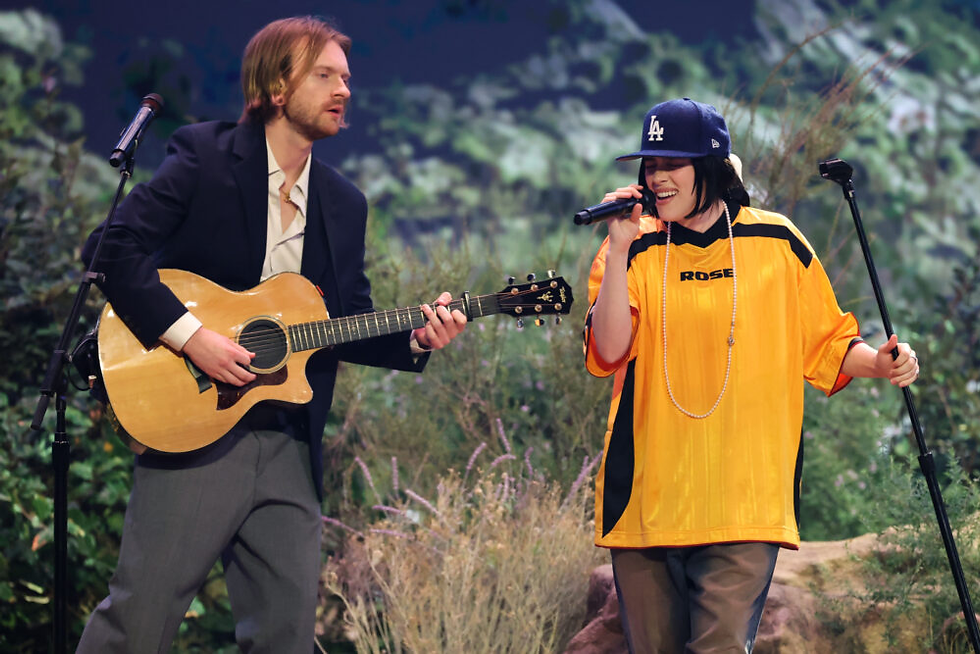 Billy Eilish cantando ai grammy awards 2025
