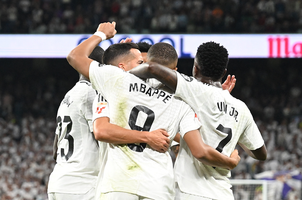 Giocatori del real madrid festeggiando il gol contro alaves