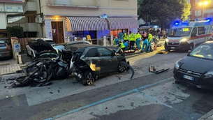 Auto investe e uccide due turiste a Lido di Camaiore, la conducente agli arresti domiciliari: “Sembrava uno scenario di guerra”.