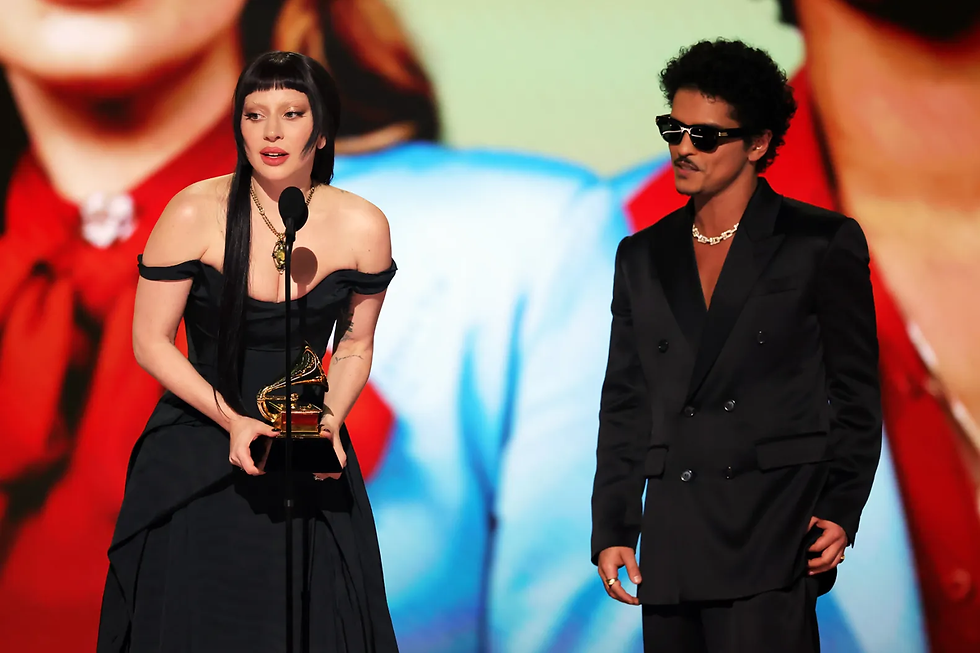 Lady Gaga e Bruno Mars nei grammy awards 2025