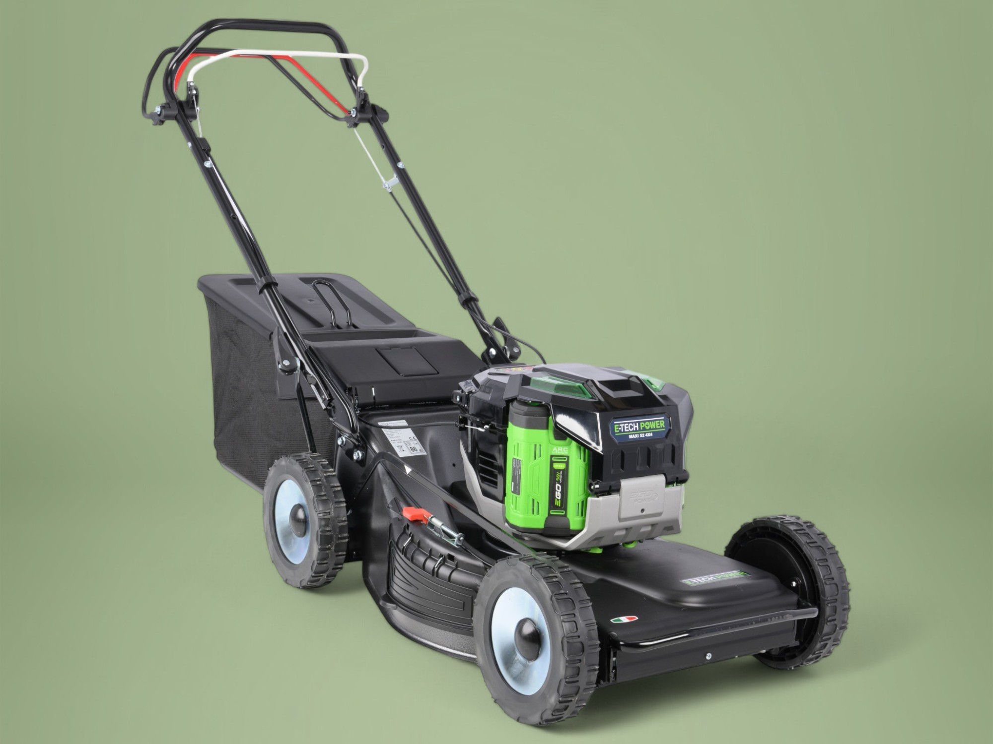 Zwarte grasmaaier op groen grasveld, groene accu De Jong Techniek