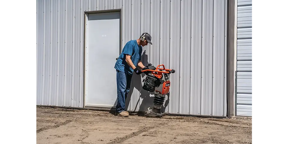 Thumbnail: Man bedient Bobcat - FP15.40 Voorwaartse Trilplaat; witte deur en metalen muur. De Jong Techniek