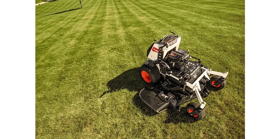 Thumbnail: Bobcat - ZS4000 zero-turn stand-on maaier maait keurig het gazon met strepen.