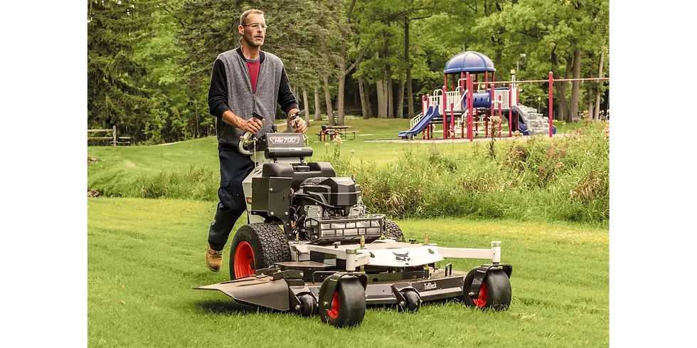 Thumbnail: Man maait gras met Bobcat - WB700 Loopmaaier, speeltuin op de achtergrond. De Jong Techniek.