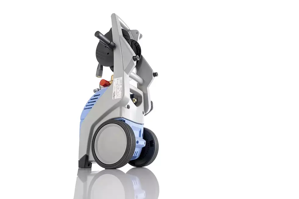 Thumbnail: Hoogwaardige hogedrukreiniger, detail van de Kärcher machine op witte achtergrond.