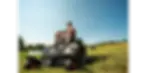 Thumbnail: Man riding Bobcat maaier op groen gras. Bobcat - FP15.40 Voorwaartse Trilplaat. De Jong Techniek.