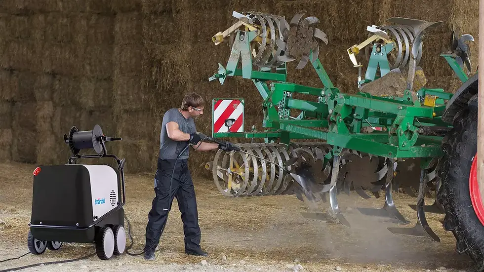 Thumbnail: Man bedient landbouwmachine, tekst niet zichtbaar, in loods met hooibalen, De Jong Techniek.