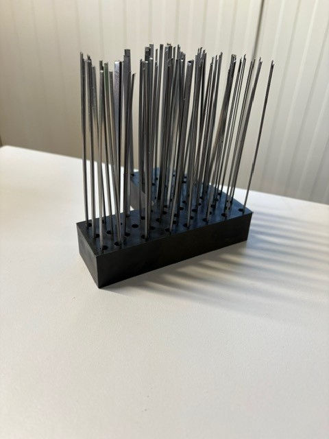 Thumbnail: Metalen borstel op witte tafel, De Jong Techniek