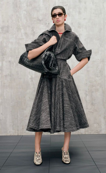 DESFILE BOTTEGA VENETA EM MILÃO RESORT 2025