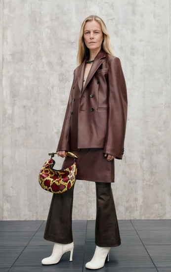 DESFILE BOTTEGA VENETA EM MILÃO RESORT 2025