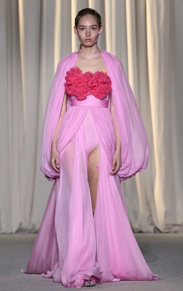DESFILE DE GIAMBATTISTA VALLI COUTURE 2024