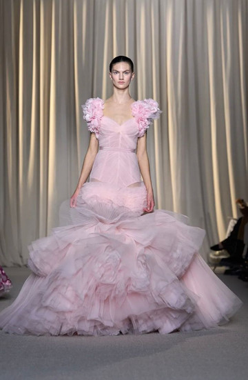 DESFILE DE GIAMBATTISTA VALLI COUTURE 2024