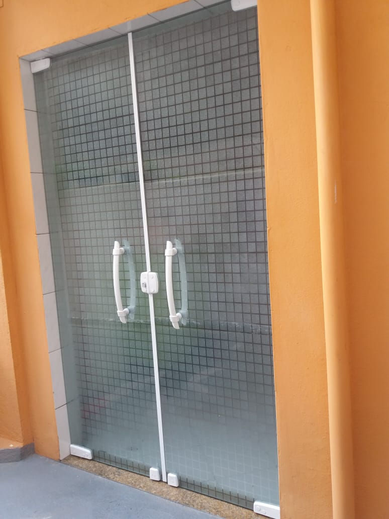 porta com adesivo jateado