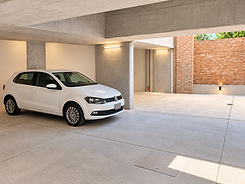 Volkswagen blanco en garaje moderno.png