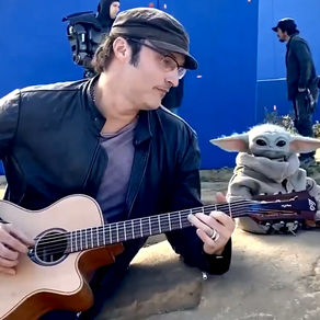 The Mandalorian | Robert Rodriguez toca violão ao lado de Baby Yoda no set de filmagens
