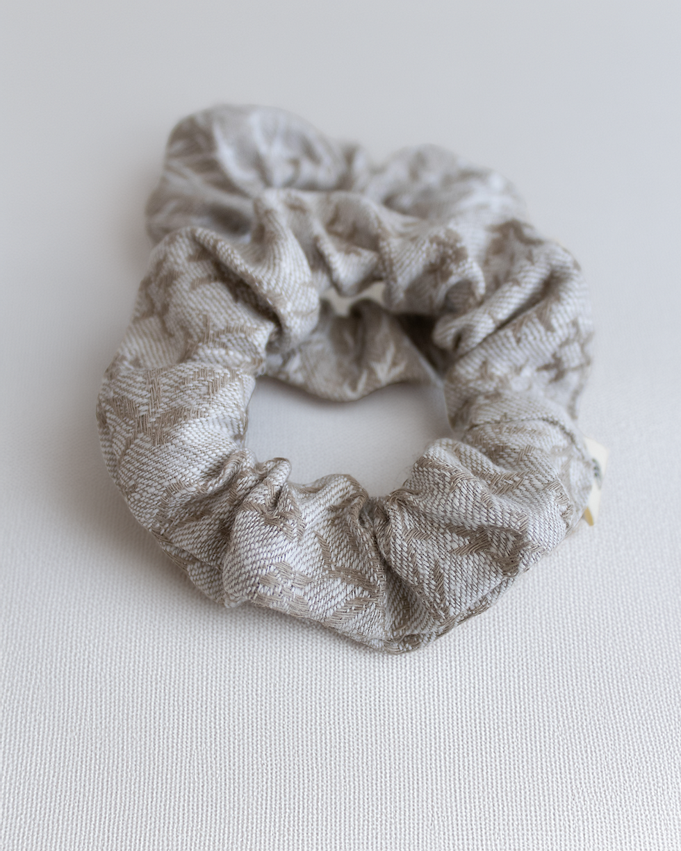 Scrunchies aus besticktem Leinen
