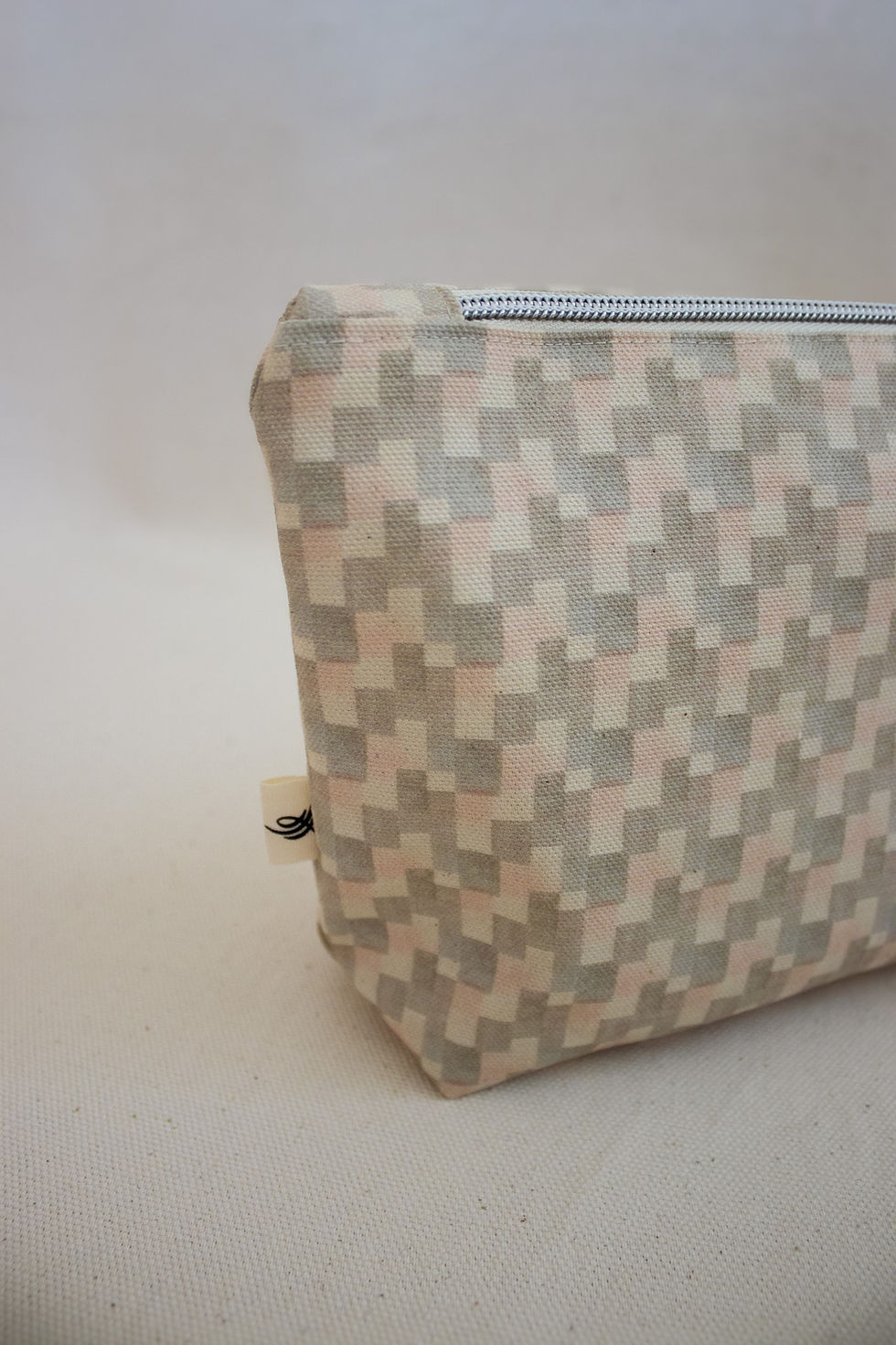 Pouch aus Biobaumwolle Anni Olea von Lussalvas. Mit eklusivem Print und Farbpalette in dusty pink und olive