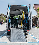 Discover the ideal moving van equipped with a ramp, designed specifically for the safe and comfortable transport of individua