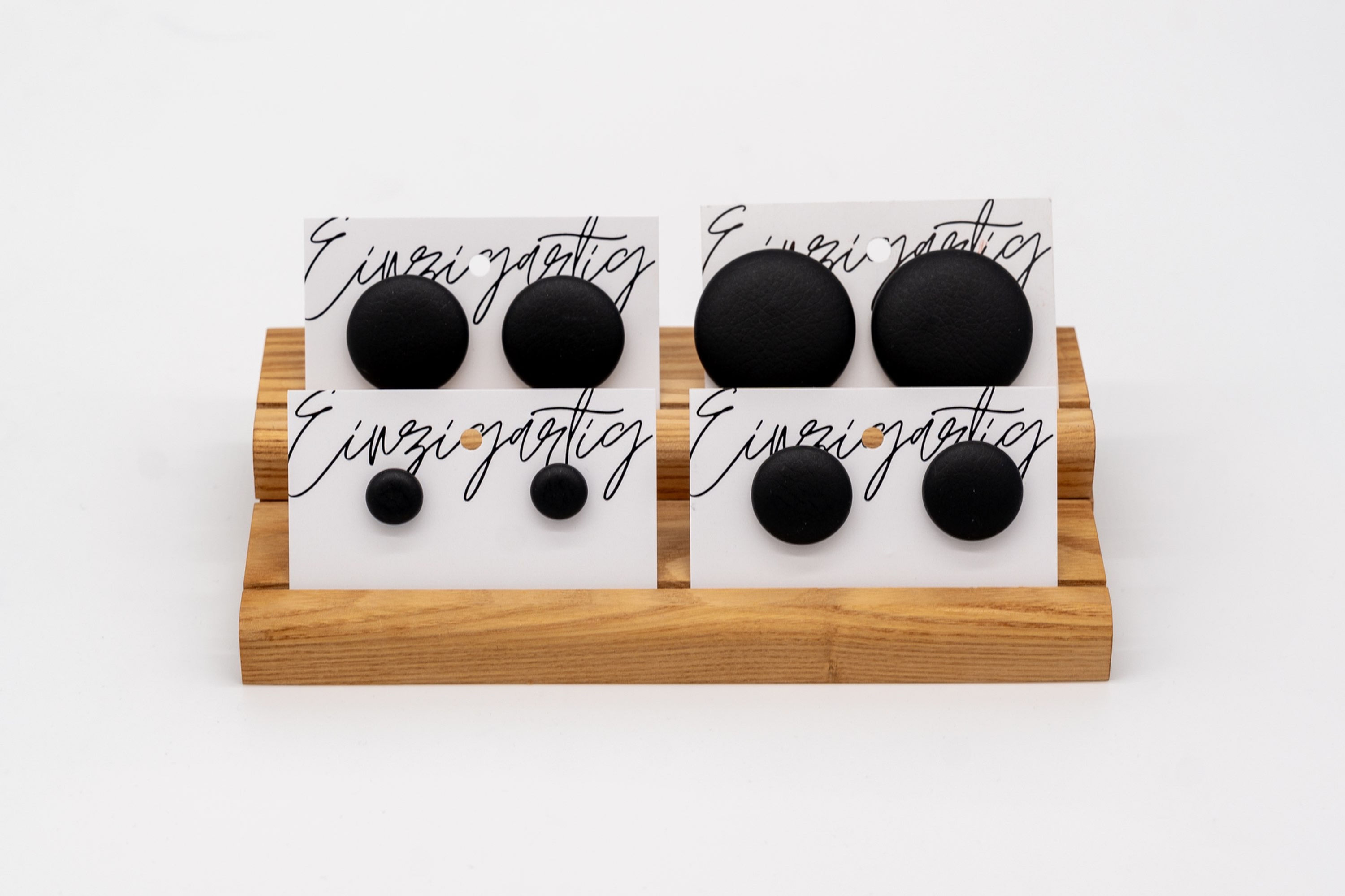 Einzigartig. Ohrstecker Leder „schwarz matt“