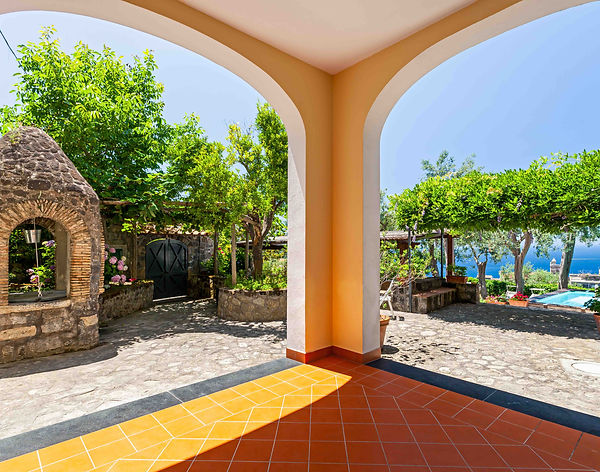 villa_torre_del_giglio_patio-view-entrance