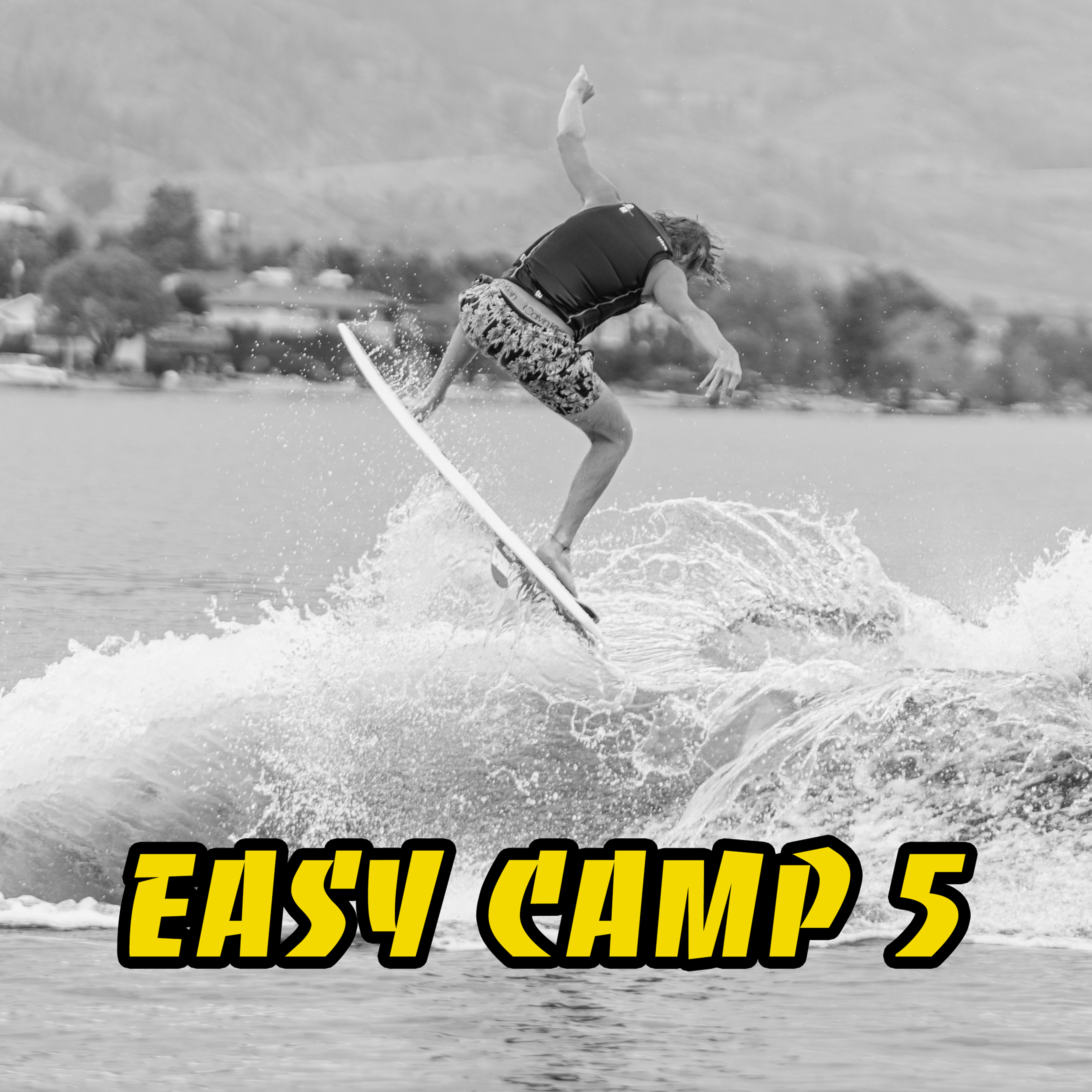 Wakesurfer performs trick, Easy Camp 5 text over water. Wakeboard, Power Camp di 5 giorni.
