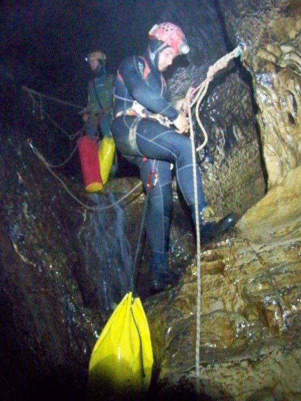 Tre giorni di esplorazione con risalita di fiume sotterraneo e cascate nelle grotte dei monti Alburni
