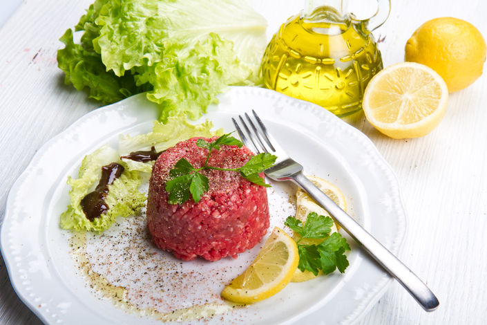 close-up-of-beef-tartar-with-fresh-salad-and-lemon-slice.jpg