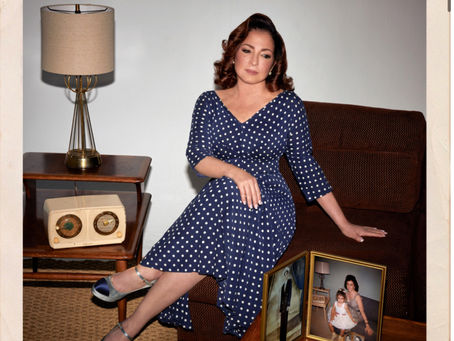 GLORIA ESTEFAN
celebra sus raíces y 50 años
en la música con su poderoso nuevo álbum RAÍCES
