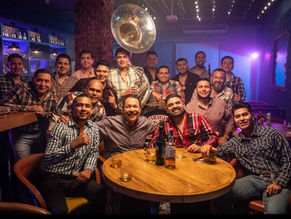 LA ORIGINAL BANDA EL LIMÓN GRABA EL VIDEO DE “TRAGUITOS DE LICOR”
JUNTO A JULIO PRECIADO, EN EL MARCO DE SU 60 ANIVERSARIO
