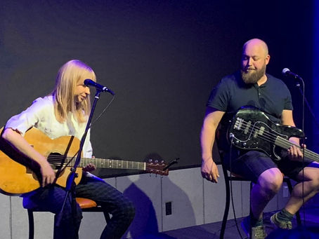 LUCY ROSE SORPRENDE S SUS FANS CON ACUSTICO