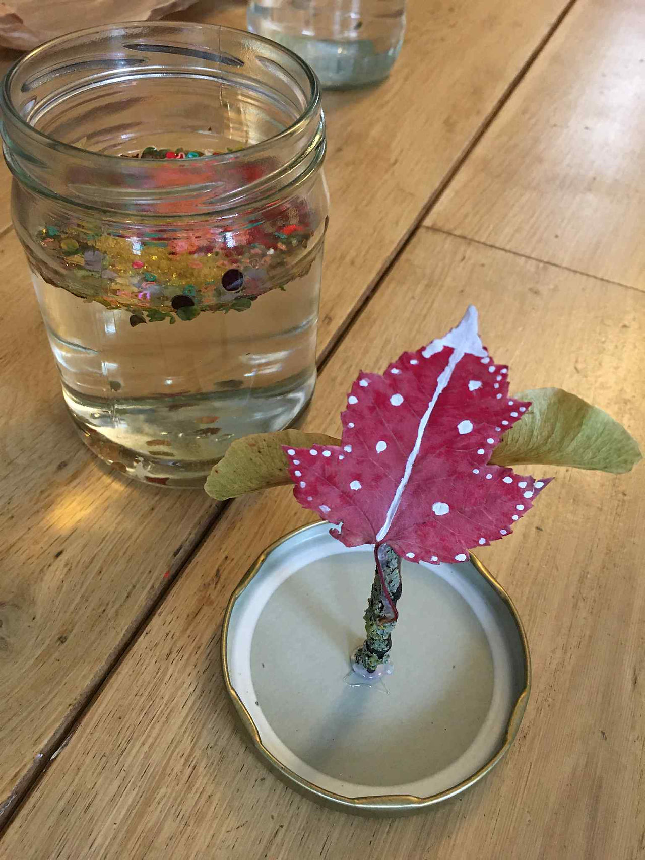 Ruduo stiklainyje rudens darbelis rudens lapai darbeliai 