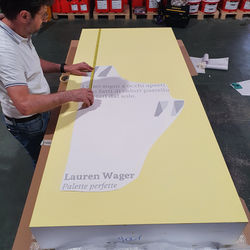 Applicazione sartoriale adesivi testuali su monolite