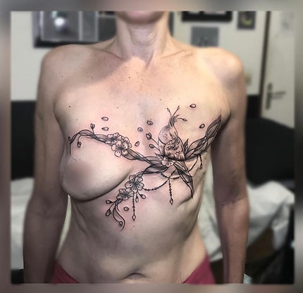 Tatouage floral fineline inspiré de la nature réalisé en Guyane