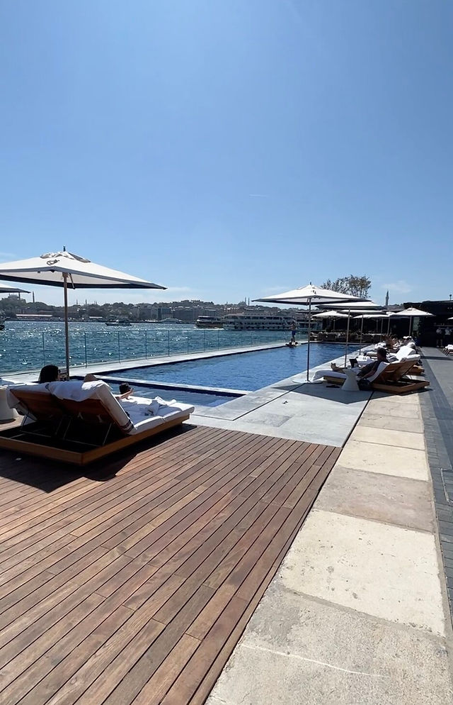 The Peninsula Istanbul Hotel pool