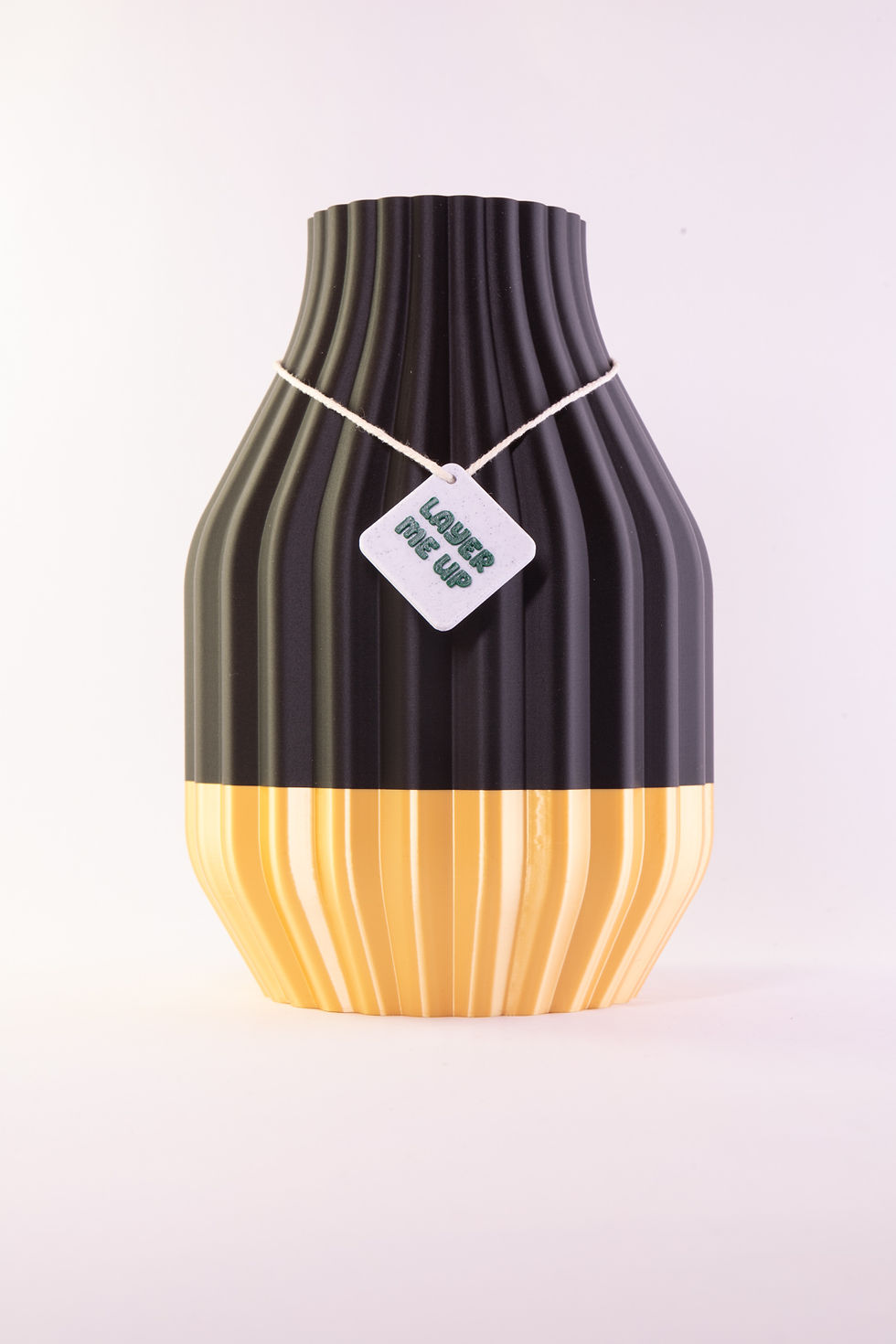 Viora design vaas deluxe met gouden onderkant en mooie strakke kleuren - 3D geprinte vaas en waterdicht! Stevig en kwaliteit - 3D print ontwerp studio in Cuijk Layer me up