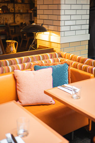 Horeca fotograaf legt sfeer en beleving vast in restaurant met focus op uitstraling en gastvrijheid
Professionele foodfotografie en interieurfotografie voor restaurant die gasten aanspreekt en aantrekt
Foodfotografie van gerecht in restaurant setting, perfect voor marketing en menukaart
Restaurantfotografie met focus op sfeer, kwaliteit en gastbeleving voor sterke visuele branding
Horeca fotografie van restaurantinterieur en gerechten, gericht op beleving en uitstraling
Professionele fotografie voor horeca en restaurants die zorgt voor meer zichtbaarheid en beleving