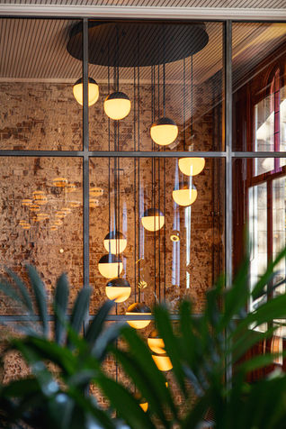 Interieurfotograaf legt ruimte vast met focus op licht, compositie en ruimtelijke beleving
Professionele interieurfotografie van stijlvolle ruimte met oog voor rust, sfeer en design
Interieurfoto voor presentatie van ruimte of concept, geschikt voor website en marketing
Detailfoto van interieur met focus op materialen, styling en afwerking
Interieurfotografie van modern interieur met aandacht voor lichtinval en indeling
Professionele fotografie van interieur voor branding, presentatie en online zichtbaarheid