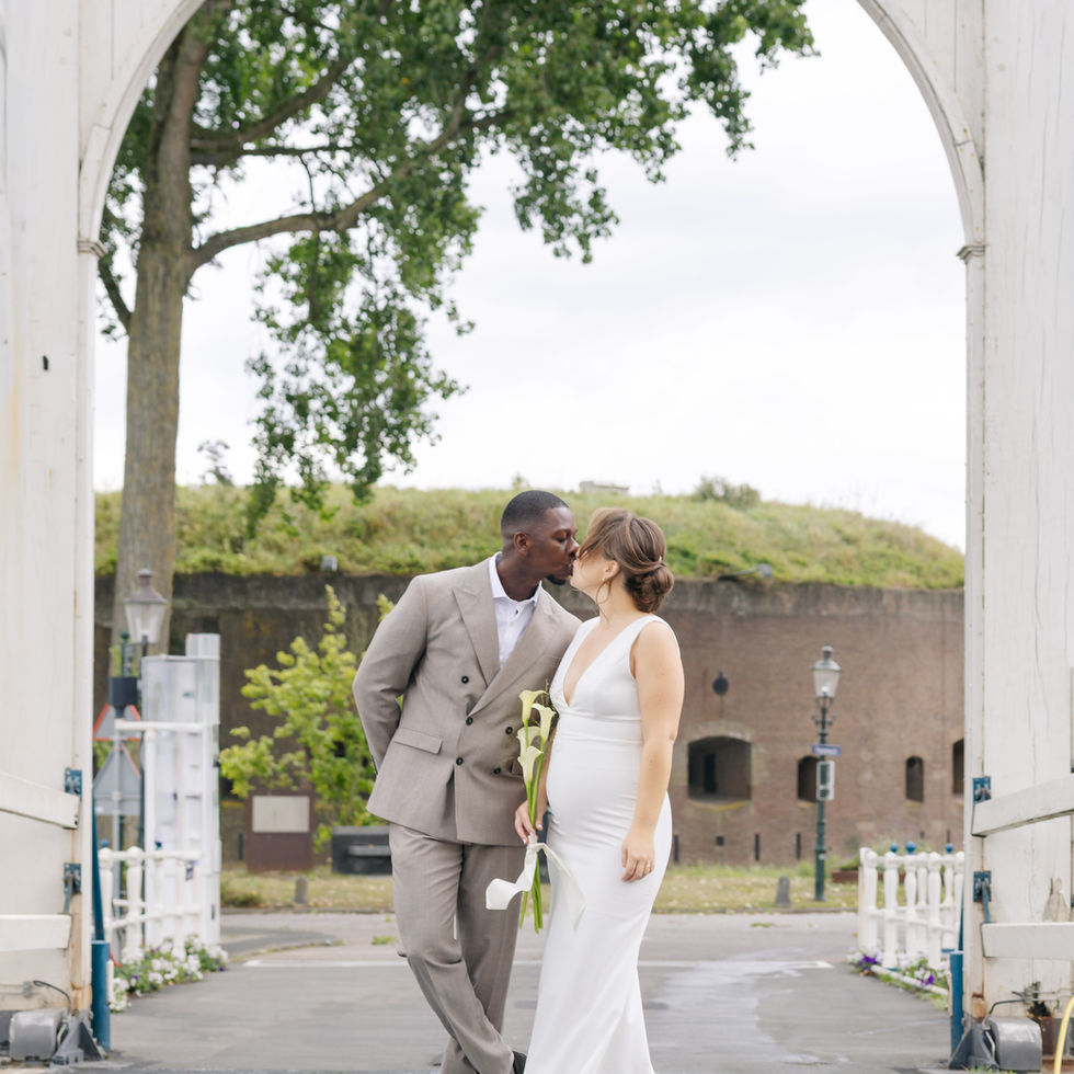 Romantische wedding fotografie van een bruidspaar tijdens een intieme buitenbruiloft – sfeervolle trouwfoto’s met oog voor detail en emotie, vastgelegd door professionele bruidsfotograaf.