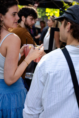 Eventfotograaf legt sfeer en interactie vast tijdens zakelijk event en netwerkbijeenkomst
Professionele eventfotografie van netwerk event met gasten in gesprek en levendige setting
Sfeervolle eventfoto vastgelegd door eventfotograaf met focus op beleving en energie
Event reportage van zakelijk evenement met oog voor detail, sfeer en spontane momenten
Dynamische eventfotografie tijdens bedrijfsfeest of netwerk event met echte interactie
Fotografie van evenement waarbij momenten, sfeer en connectie centraal staan