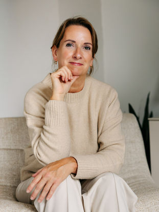 Portretfotografie van ondernemer in werkomgeving, gericht op een sterke en herkenbare visuele identiteit
Professionele brandingfoto van ondernemer die vertrouwen en persoonlijkheid uitstraalt
Zakelijke portretfoto voor branding, geschikt voor website en social media
Branding beeld dat het verhaal en de uitstraling van het merk versterkt