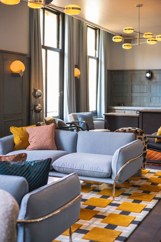 Interieurfotograaf legt ruimte vast met focus op licht, compositie en ruimtelijke beleving
Professionele interieurfotografie van stijlvolle ruimte met oog voor rust, sfeer en design
Interieurfoto voor presentatie van ruimte of concept, geschikt voor website en marketing
Detailfoto van interieur met focus op materialen, styling en afwerking
Interieurfotografie van modern interieur met aandacht voor lichtinval en indeling
Professionele fotografie van interieur voor branding, presentatie en online zichtbaarheid