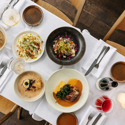Horeca fotograaf legt sfeer en beleving vast in restaurant met focus op uitstraling en gastvrijheid
Professionele foodfotografie en interieurfotografie voor restaurant die gasten aanspreekt en aantrekt
Foodfotografie van gerecht in restaurant setting, perfect voor marketing en menukaart
Restaurantfotografie met focus op sfeer, kwaliteit en gastbeleving voor sterke visuele branding
Horeca fotografie van restaurantinterieur en gerechten, gericht op beleving en uitstraling
Professionele fotografie voor horeca en restaurants die zorgt voor meer zichtbaarheid en beleving